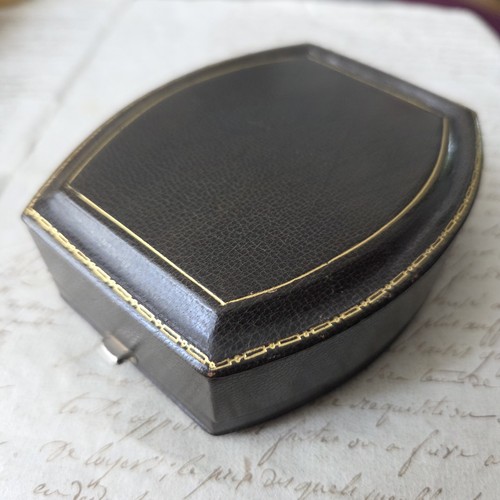 Luxueux ecrin ancien - en, cuir